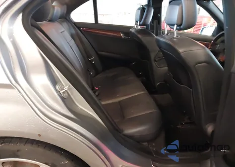 2011 Mercedes-Benz C 300 Luxury 4Matic/Sport 4Matic z USA, uszkodzony, nr VIN WDDGF8BB8BR154888